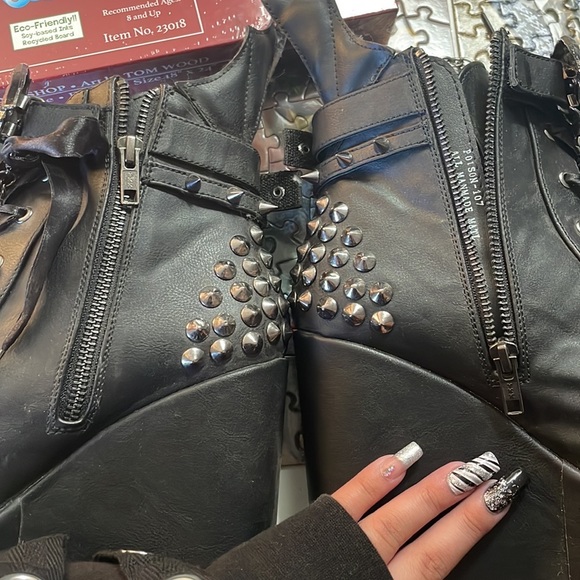 Flights Of Poison Platform Boots - Picture 2 of 7